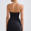 Robe courte tulipe structurée à bandeau Haisley en noir Robe courte tulipe structurée à bandeau Haisley en noir