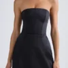Robe courte tulipe structurée à bandeau Haisley en noir Robe courte tulipe structurée à bandeau Haisley en noir