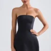 Robe courte tulipe structurée à bandeau Haisley en noir Robe courte tulipe structurée à bandeau Haisley en noir
