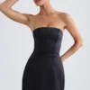 Robe courte tulipe structurée à bandeau Haisley en noir Robe courte tulipe structurée à bandeau Haisley en noir