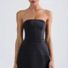 Robe courte tulipe structurée à bandeau Haisley en noir Robe courte tulipe structurée à bandeau Haisley en noir