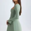 Robe courte tulipe structurée à encolure carrée Taesha, vert kaki Robe courte tulipe structurée à encolure carrée Taesha, vert kaki