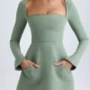 Robe courte tulipe structurée à encolure carrée Taesha, vert kaki Robe courte tulipe structurée à encolure carrée Taesha, vert kaki