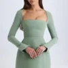 Robe courte tulipe structurée à encolure carrée Taesha, vert kaki Robe courte tulipe structurée à encolure carrée Taesha, vert kaki