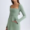 Robe courte tulipe structurée à encolure carrée Taesha, vert kaki Robe courte tulipe structurée à encolure carrée Taesha, vert kaki