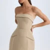 Robe courte tulipe structurée à encolure plissée Taia, couleur camel Robe courte tulipe structurée à encolure plissée Taia, couleur camel