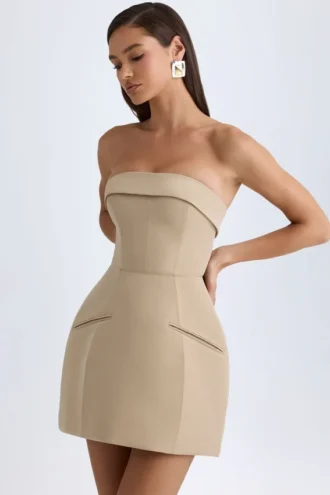 Robe courte tulipe structurée à encolure plissée Taia, couleur camel