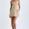 Robe courte tulipe structurée à encolure plissée Taia, couleur camel Robe courte tulipe structurée à encolure plissée Taia, couleur camel