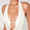 Robe courte Versailles à décolleté plongeant et ornements, en blanc