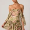 Robe courte à volants et épaules dénudées Birdie, imprimé floral multicolore Robe courte à volants et épaules dénudées Birdie, imprimé floral multicolore