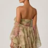 Robe courte à volants et épaules dénudées Birdie, imprimé floral multicolore Robe courte à volants et épaules dénudées Birdie, imprimé floral multicolore