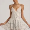 Robe courte à volants superposés et ornements Orren en blanc Robe courte à volants superposés et ornements Orren en blanc