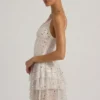 Robe courte à volants superposés et ornements Orren en blanc Robe courte à volants superposés et ornements Orren en blanc