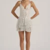 Robe courte à volants superposés et ornements Orren en blanc Robe courte à volants superposés et ornements Orren en blanc