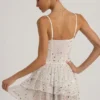 Robe courte à volants superposés et ornements Orren en blanc Robe courte à volants superposés et ornements Orren en blanc
