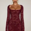 Robe Darla en dentelle ajourée festonnée à manches longues, couleur rouge vin Robe Darla en dentelle ajourée festonnée à manches longues, couleur rouge vin