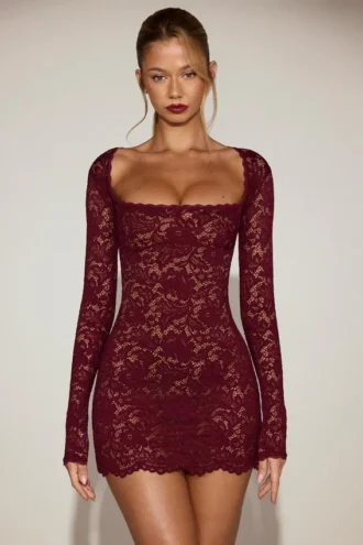 Robe Darla en dentelle ajourée festonnée à manches longues, couleur rouge vin