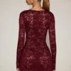 Robe Darla en dentelle ajourée festonnée à manches longues, couleur rouge vin Robe Darla en dentelle ajourée festonnée à manches longues, couleur rouge vin