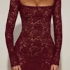 Robe Darla en dentelle ajourée festonnée à manches longues, couleur rouge vin Robe Darla en dentelle ajourée festonnée à manches longues, couleur rouge vin