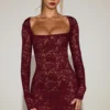 Robe Darla en dentelle ajourée festonnée à manches longues, couleur rouge vin Robe Darla en dentelle ajourée festonnée à manches longues, couleur rouge vin