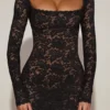 Robe Darla en dentelle festonnée transparente à manches longues, couleur noire Robe Darla en dentelle festonnée transparente à manches longues, couleur noire