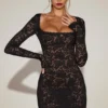 Robe Darla en dentelle festonnée transparente à manches longues, couleur noire Robe Darla en dentelle festonnée transparente à manches longues, couleur noire