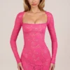 Robe Darla en dentelle festonnée transparente à manches longues, rose vif Robe Darla en dentelle festonnée transparente à manches longues, rose vif