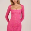 Robe Darla en dentelle festonnée transparente à manches longues, rose vif Robe Darla en dentelle festonnée transparente à manches longues, rose vif