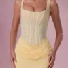 Robe de demoiselle d’honneur drapée en maille Rosina, couleur jaune beurre Robe de demoiselle d’honneur drapée en maille Rosina, couleur jaune beurre