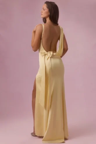Robe de demoiselle d&rsquo;honneur drapée en satin Florienne, couleur jaune beurre