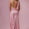 Robe de demoiselle d’honneur drapée en satin « Florienne » en rose poudré Robe de demoiselle d’honneur drapée en satin « Florienne » en rose poudré