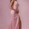 Robe de demoiselle d’honneur drapée en satin « Florienne » en rose poudré Robe de demoiselle d’honneur drapée en satin « Florienne » en rose poudré