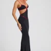 Robe de soirée Bella à découpes et bordures contrastées, en noir Robe de soirée Bella à découpes et bordures contrastées, en noir