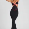 Robe de soirée Bella à découpes et bordures contrastées, en noir Robe de soirée Bella à découpes et bordures contrastées, en noir