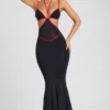 Robe de soirée Bella à découpes et bordures contrastées, en noir Robe de soirée Bella à découpes et bordures contrastées, en noir