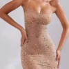Robe de soirée à encolure dégagée et ornements transparents Antonella, couleur amande Robe de soirée à encolure dégagée et ornements transparents Antonella, couleur amande