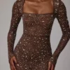 Robe de soirée à manches longues transparente et ornée Isabeau, couleur Deep Cocoa Robe de soirée à manches longues transparente et ornée Isabeau, couleur Deep Cocoa