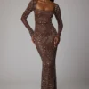 Robe de soirée à manches longues transparente et ornée Isabeau, couleur Deep Cocoa Robe de soirée à manches longues transparente et ornée Isabeau, couleur Deep Cocoa