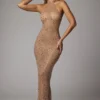 Robe de soirée Soraya à col haut, en maille transparente embellie, couleur amande Robe de soirée Soraya à col haut, en maille transparente embellie, couleur amande