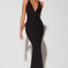 Robe de soirée Verona à encolure plongeante et dos nu, ornée de broderies, en noir Robe de soirée Verona à encolure plongeante et dos nu, ornée de broderies, en noir