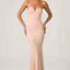 Robe de soirée Vesna à encolure en cœur et traîne en queue de poisson, ornée de paillettes, couleur rose poudré Robe de soirée Vesna à encolure en cœur et traîne en queue de poisson, ornée de paillettes, couleur rose poudré