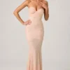Robe de soirée Vesna à encolure en cœur et traîne en queue de poisson, ornée de paillettes, couleur rose poudré Robe de soirée Vesna à encolure en cœur et traîne en queue de poisson, ornée de paillettes, couleur rose poudré