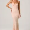 Robe de soirée Vesna à encolure en cœur et traîne en queue de poisson, ornée de paillettes, couleur rose poudré Robe de soirée Vesna à encolure en cœur et traîne en queue de poisson, ornée de paillettes, couleur rose poudré