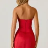 Robe de tulipe structurée Baila en rouge écarlate Robe de tulipe structurée Baila en rouge écarlate