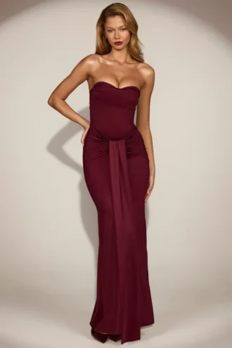Robe drapée bandeau Aisra en satin rouge vin