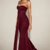 Robe drapée bandeau Aisra en satin rouge vin Robe drapée bandeau Aisra en satin rouge vin