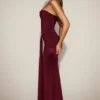 Robe drapée bandeau Aisra en satin rouge vin Robe drapée bandeau Aisra en satin rouge vin