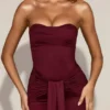Robe drapée bandeau Aisra en satin rouge vin Robe drapée bandeau Aisra en satin rouge vin