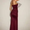 Robe drapée bandeau Aisra en satin rouge vin Robe drapée bandeau Aisra en satin rouge vin
