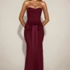 Robe drapée bandeau Aisra en satin rouge vin Robe drapée bandeau Aisra en satin rouge vin